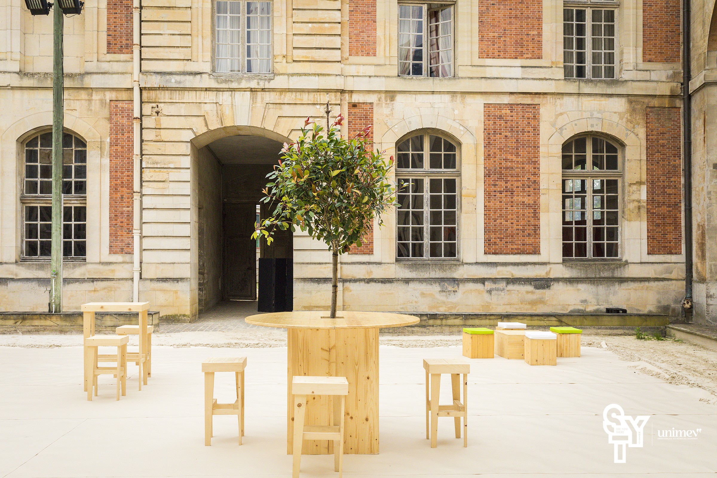 Cour intérieure de l'Académie Équestre de Versailles - Format cocktail pour 200 personnes maximum