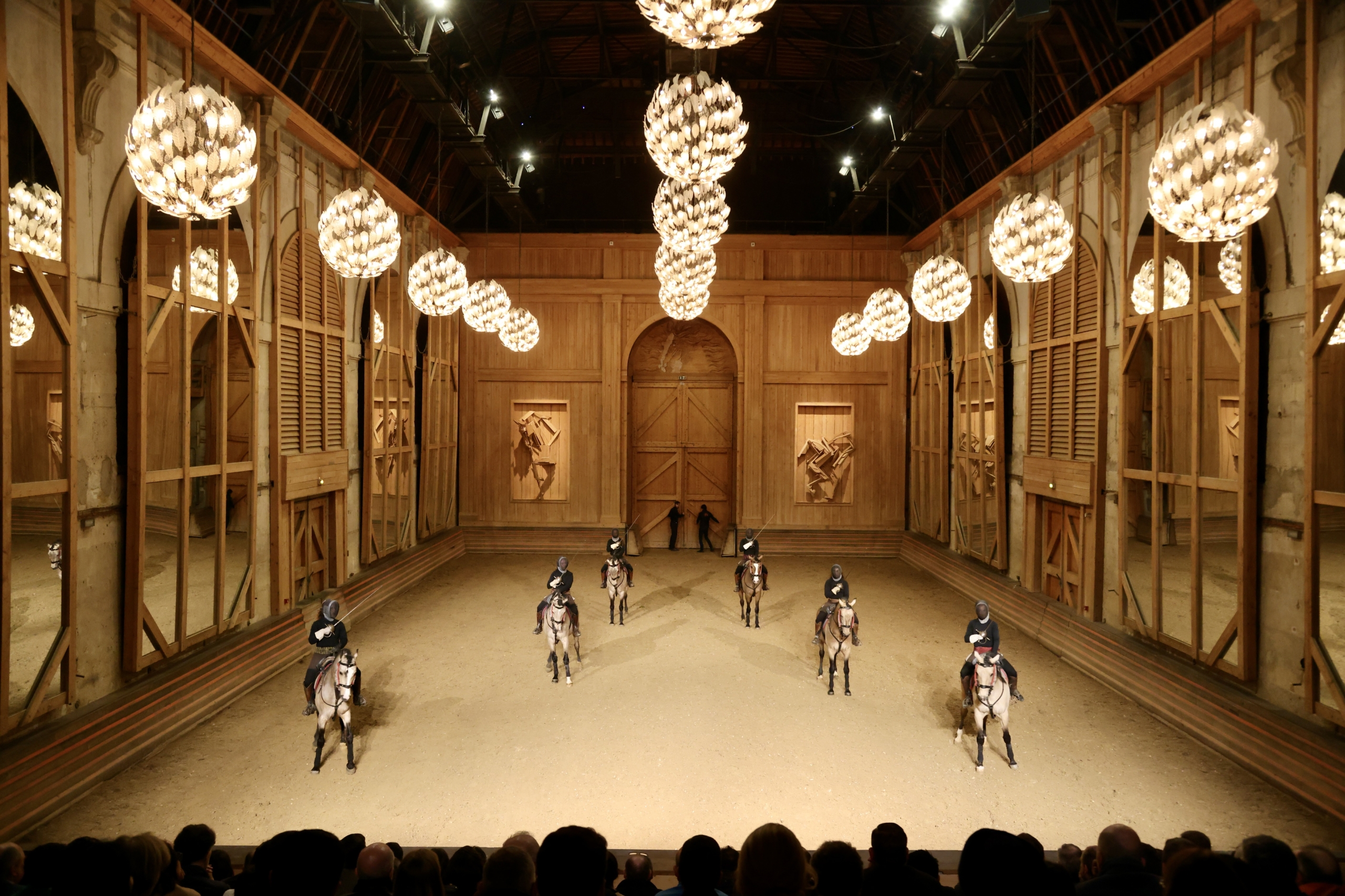 Manège de l'Académie Équestre de Versailles - Format spectacle Équestre "La voie de l'écuyère" - chevaux qui font fasse aux gradins