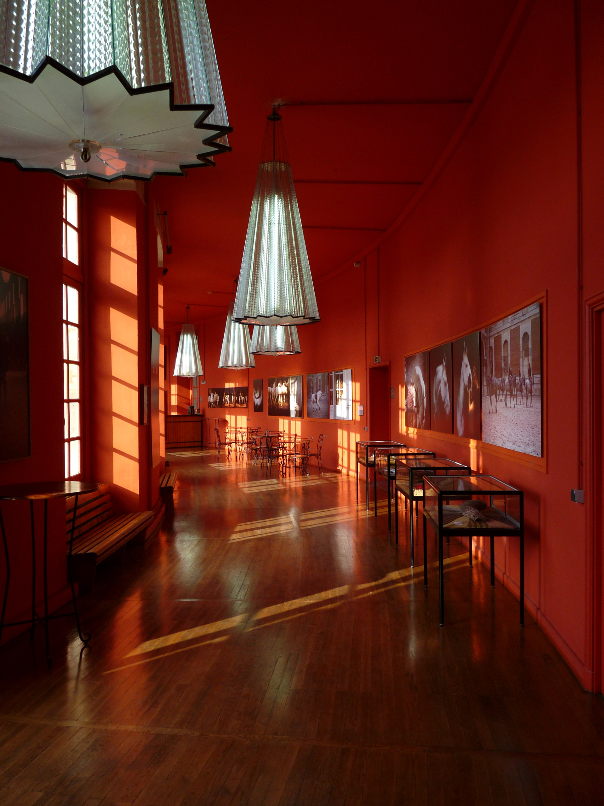 Salle avec lumière naturelle pour conférence ou lancement produit à Versailles
